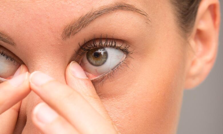 هل جفاف العين يسبب العمى