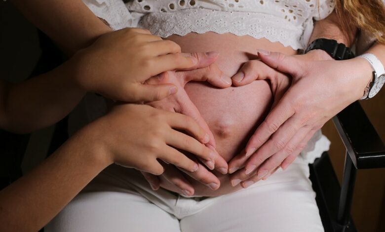تفسير رؤية لمس بطن الحامل